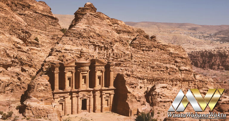 Yordania Menikmati Matahari Terbenam di Petra